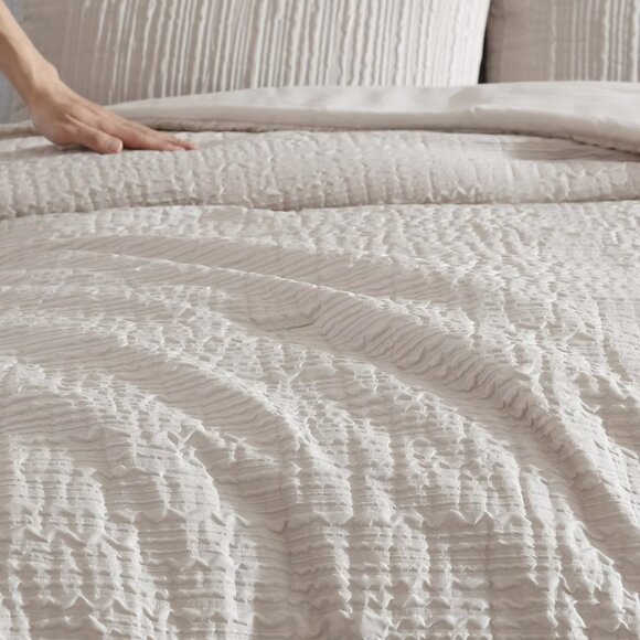 Kenneth Cole Serenity Wavy Lines Comforter Set Twin Beige $100 - Picture 2 of 5